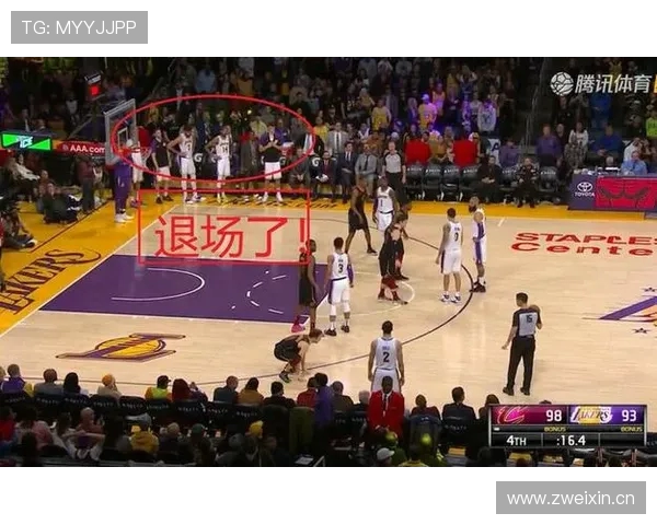 女友现场观战克莱表现失常末节未上场仅得8分失误2次令人失望